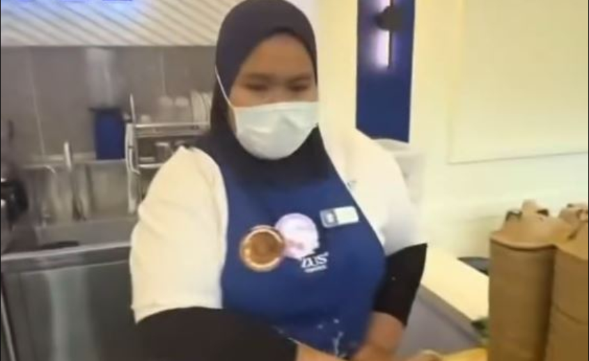 女游客不满出货慢，用咖啡泼店员