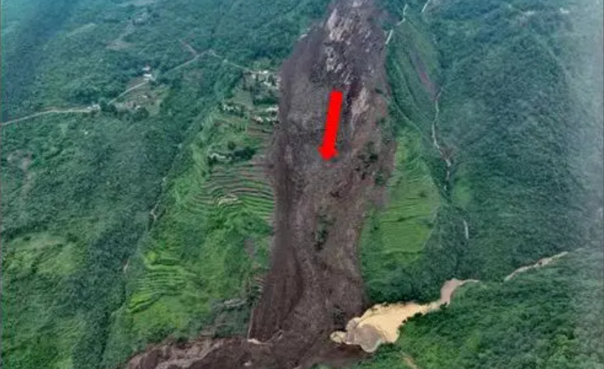贵州山体滑坡长超1000米，前后对比图