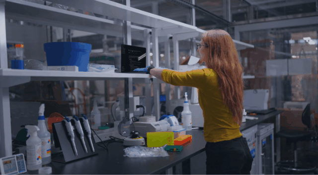 AI科学家天团首战封神:治盲新药,震撼医圈