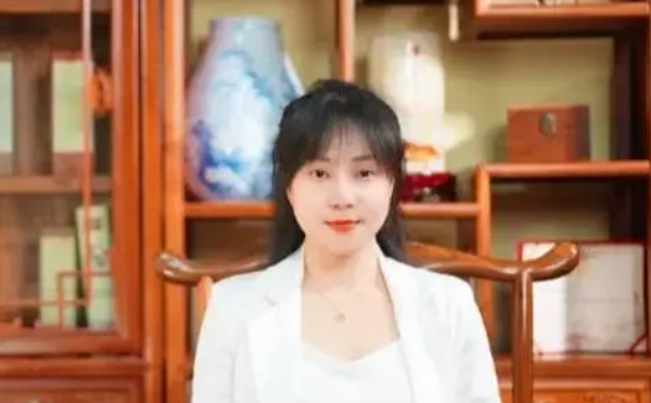 中国女高官拒赔工伤款，遭司机活活砍死