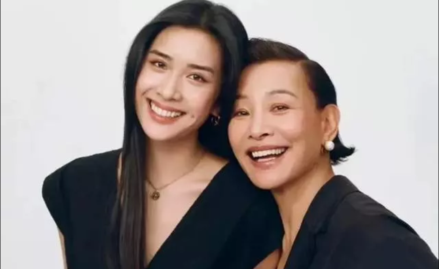 陈冲小女儿大学毕业，颜值美到犯规