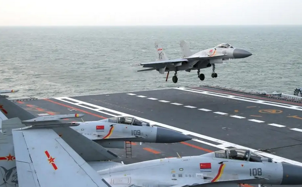歼-15T强势驱离F-15J，中日空中优势易主
