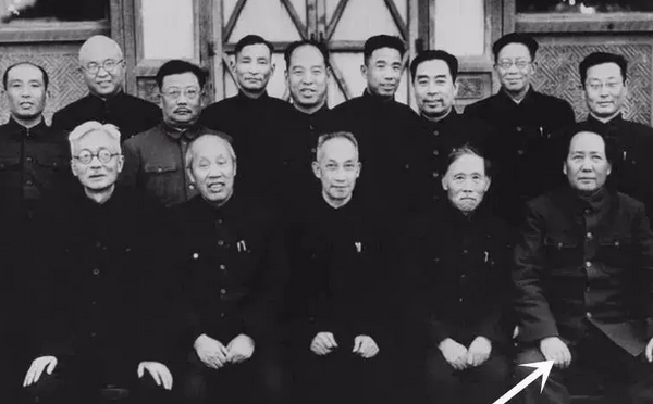 伟人罕见合影：毛泽东、刘少奇只能靠边坐