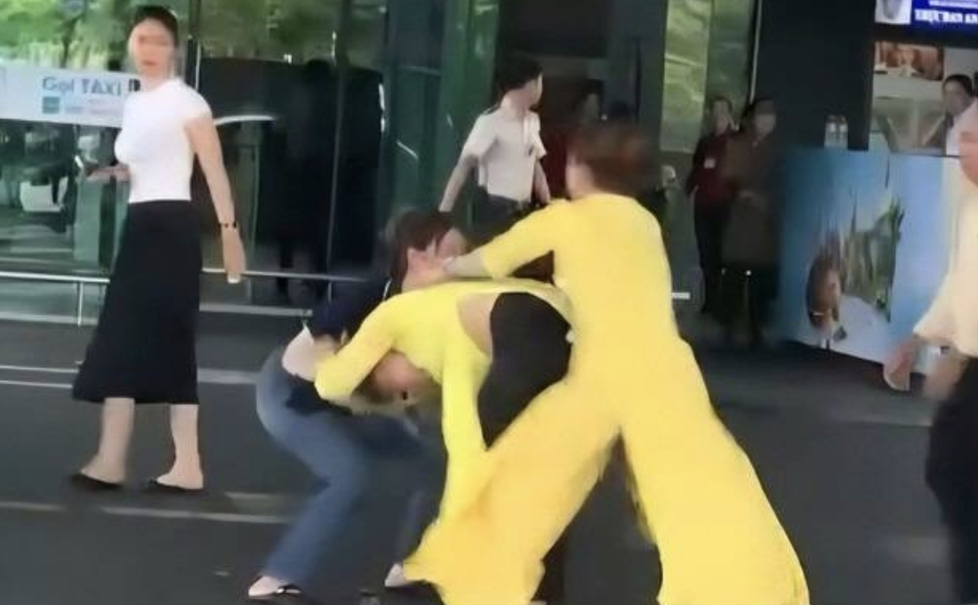 2名机场女员工打架扯头发画面曝光 | 八阕