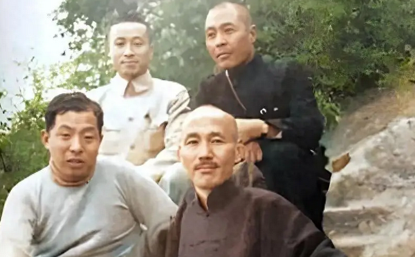 1936年，张学良活捉蒋介石前的合影