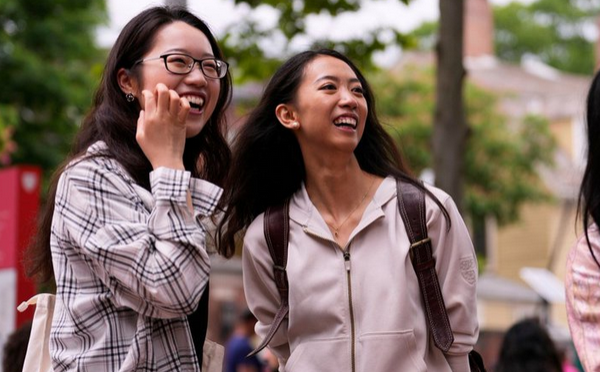 哈佛中国女生接受采访时，后面有人打起来了