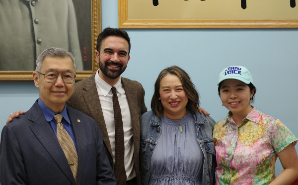 牛毓琳背书曼达尼，走访华埠