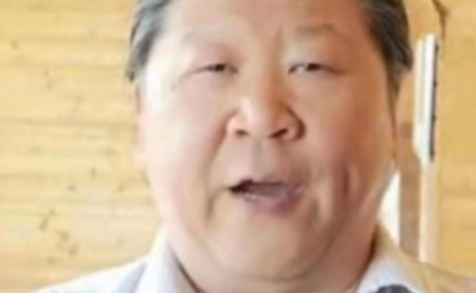 中國歌唱家“長相違規”：太像習近平