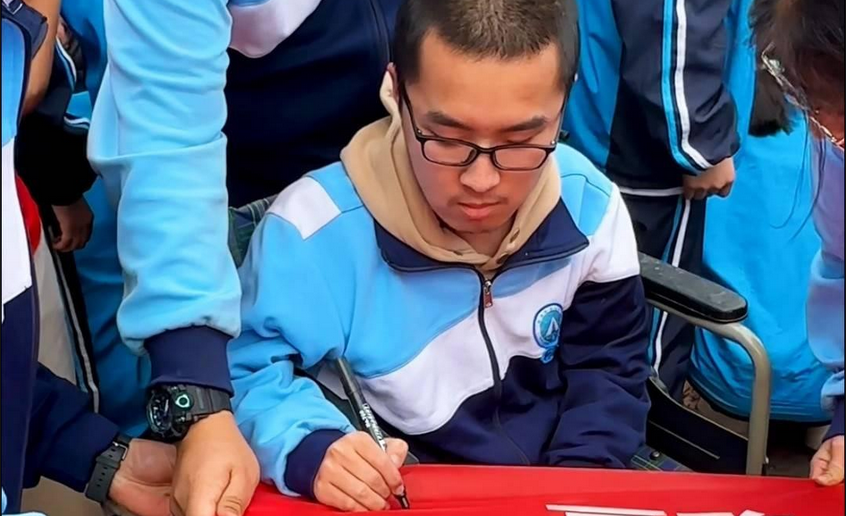 父親背了12年的“肌無力”少年高考624分