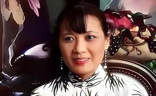 宋美龄70岁大寿留影：穿着精致，一脸傲气
