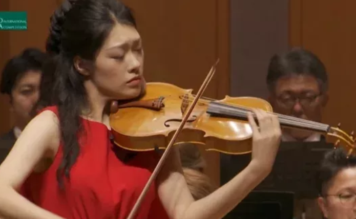 “00后”中国女孩东京夺冠