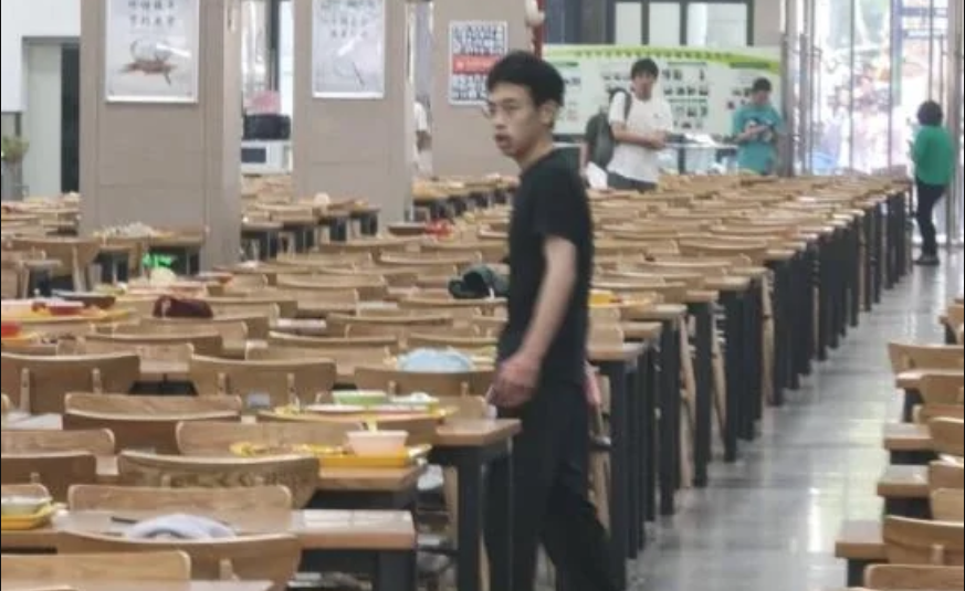 武汉大学食堂发生持刀砍人事件