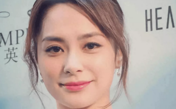 44岁阿娇机场亮相，身材圆润美丽动人