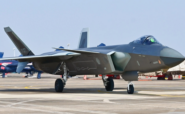 歼-35阅兵现“长刺”，隐身战机带空速管曝光