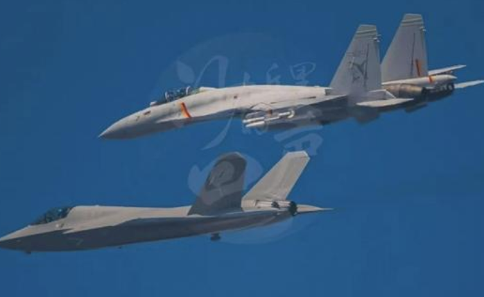 歼-35正式入列，画面公开
