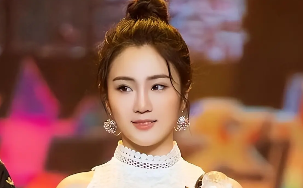 张凯丽女儿上综艺，自己老脸丢尽了