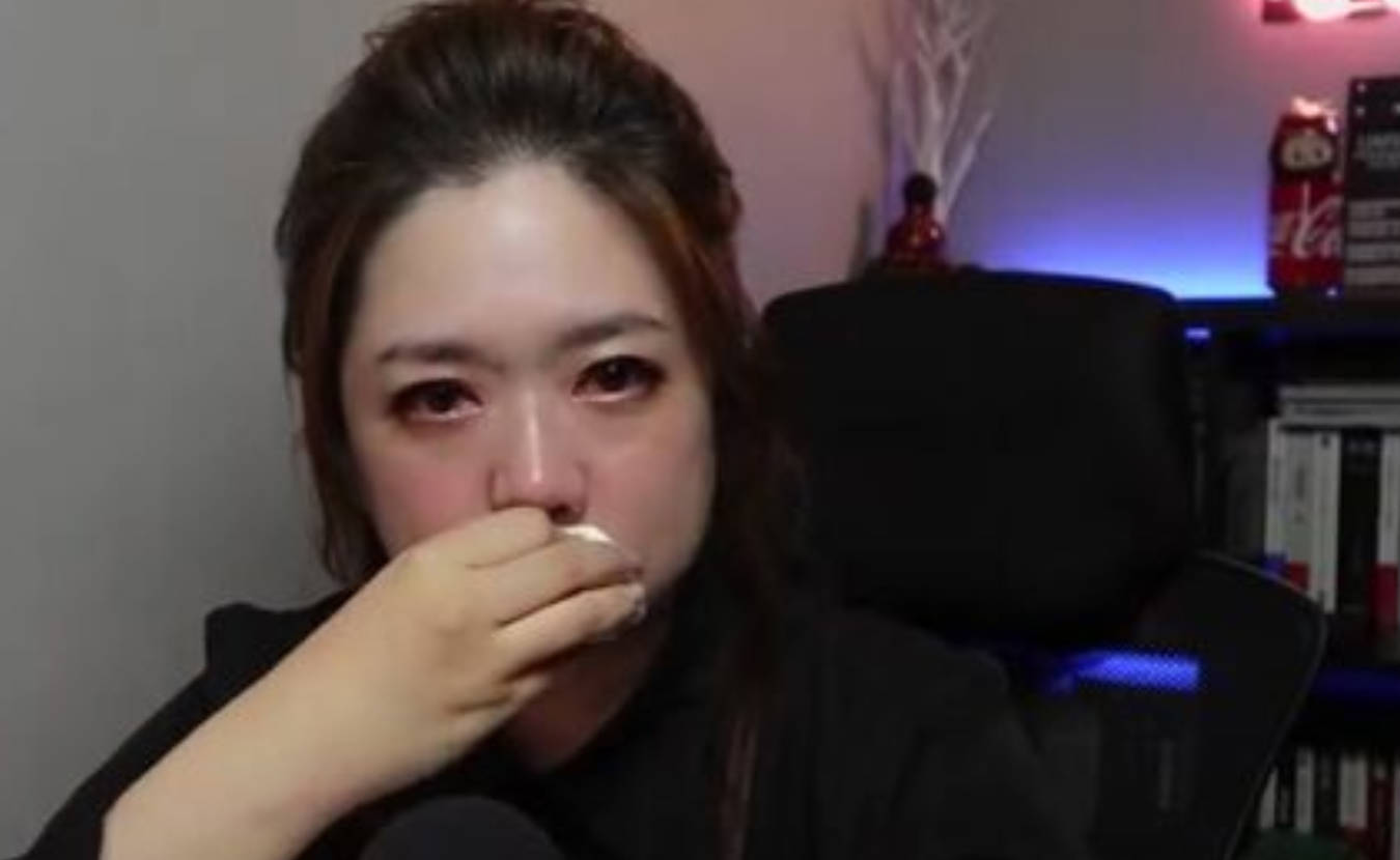 主持人宣布离职，节目中泪崩