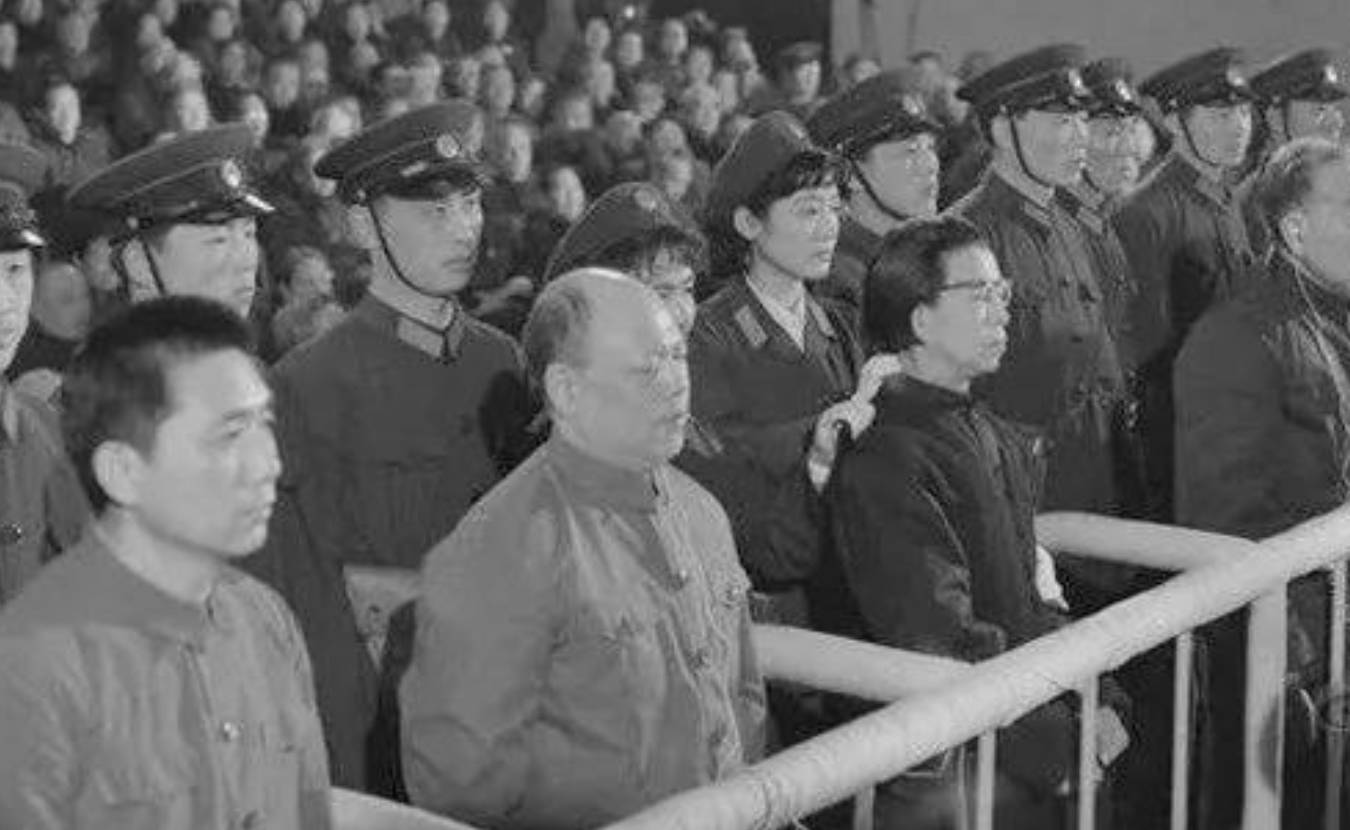 “四人帮”倒台前,江青与邓小平的对谈 | 八阕