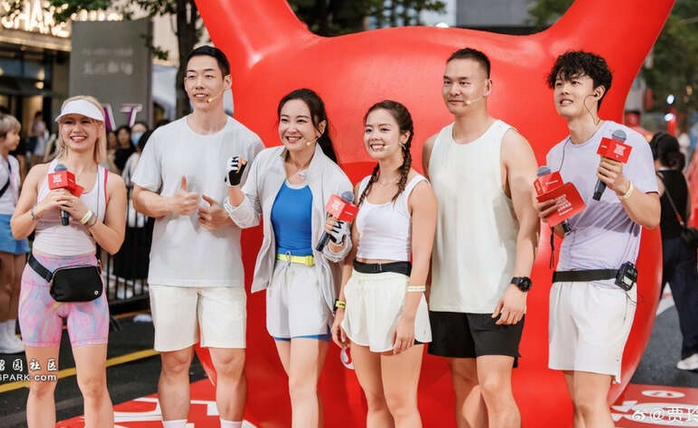 贾玲“乌龙胖”，网友晒出对比照