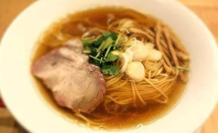 男孩“干死”家中，因三包方便面