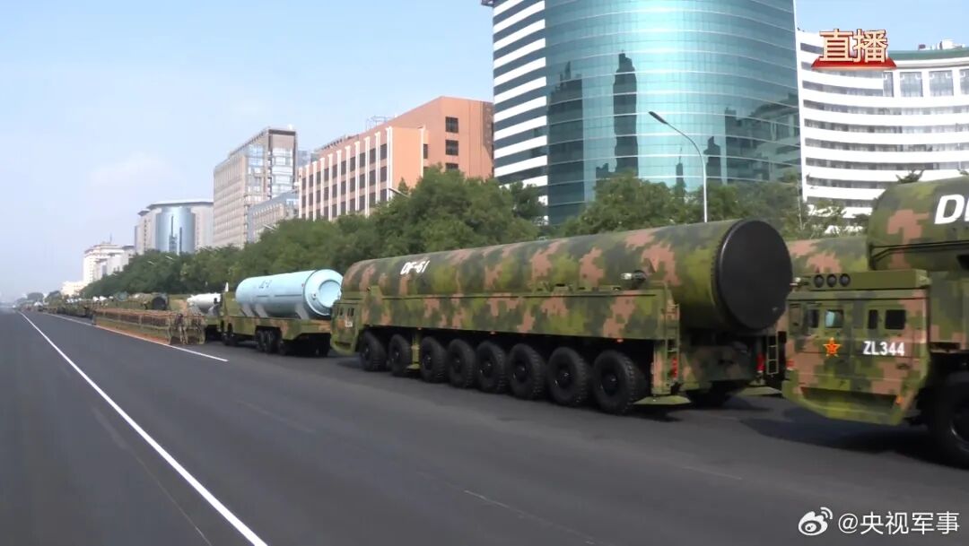 DF61来了，东风导弹亮相阅兵场 | 八阕