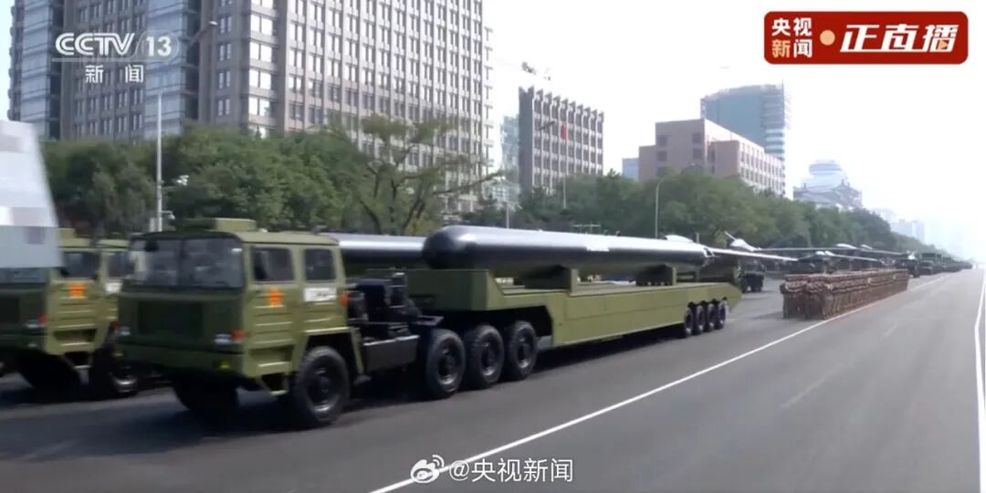 DF61来了，东风导弹亮相阅兵场 | 八阕