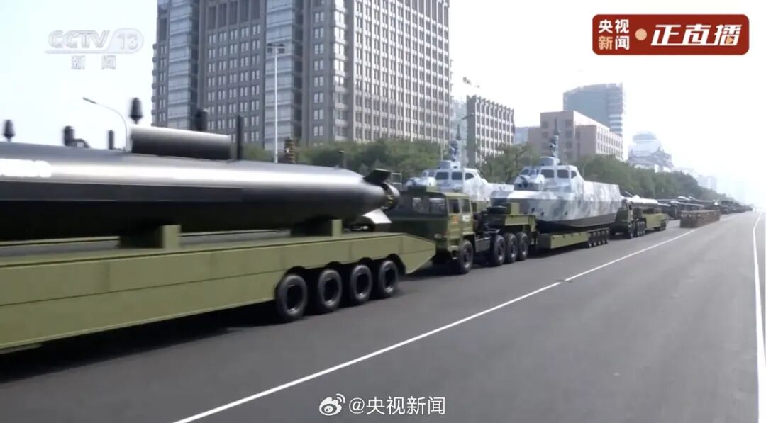 DF61来了，东风导弹亮相阅兵场 | 八阕