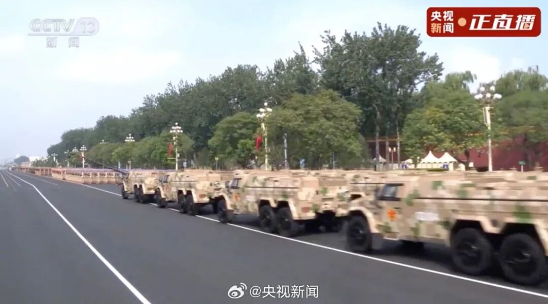 DF61来了，东风导弹亮相阅兵场 | 八阕