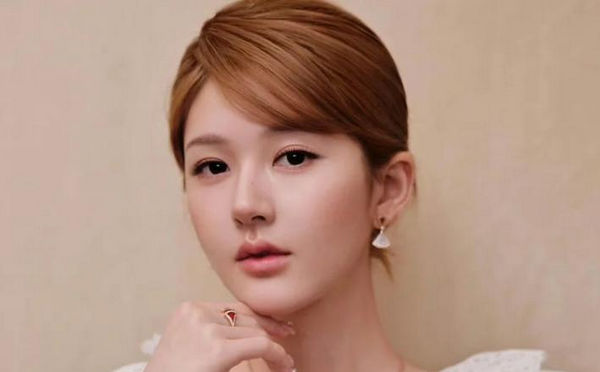 赵露思空降西安，活动现场挤满人