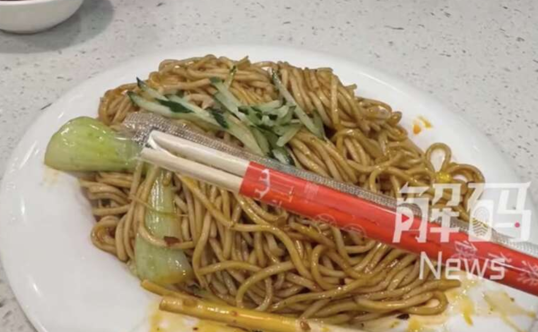 女子要筷子，被警告“下不為例”