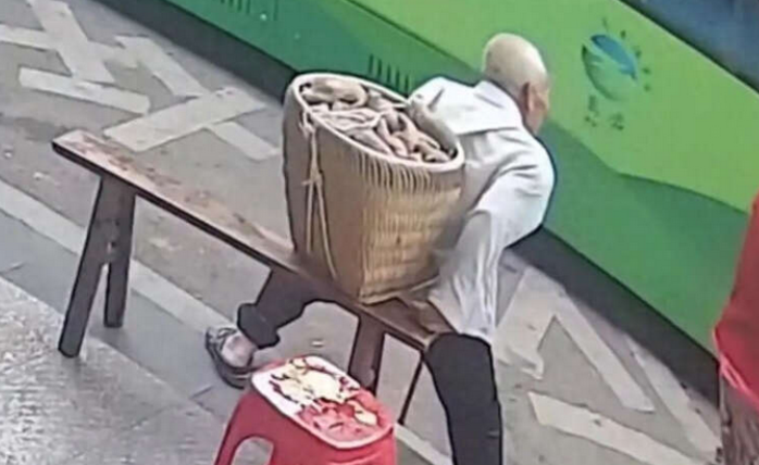 背篓老人等公交被拒载