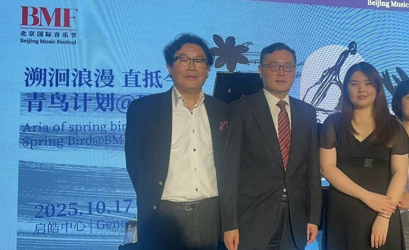 秦刚“复活”照片疯传，北京背后目的揭开