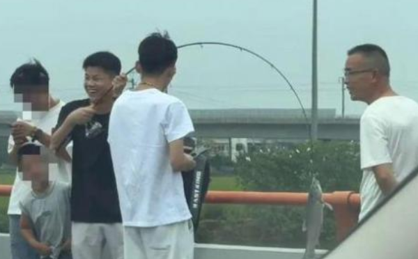 被堵在高速，男子下车钓鱼