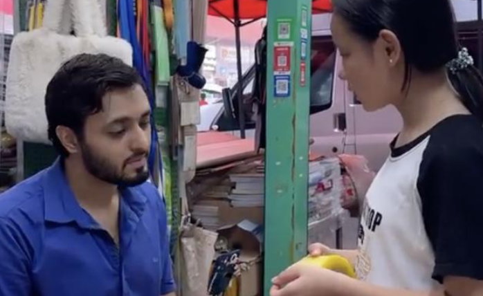 12岁女童“撂英语”与外籍客谈判