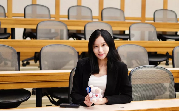 郑丽文访陆，30岁“美女刺客”背景曝光