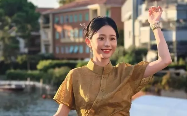 她结婚了,还能成流量花吗?