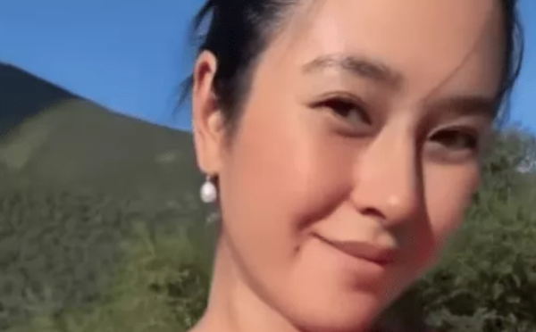 姜文女儿产后首露面