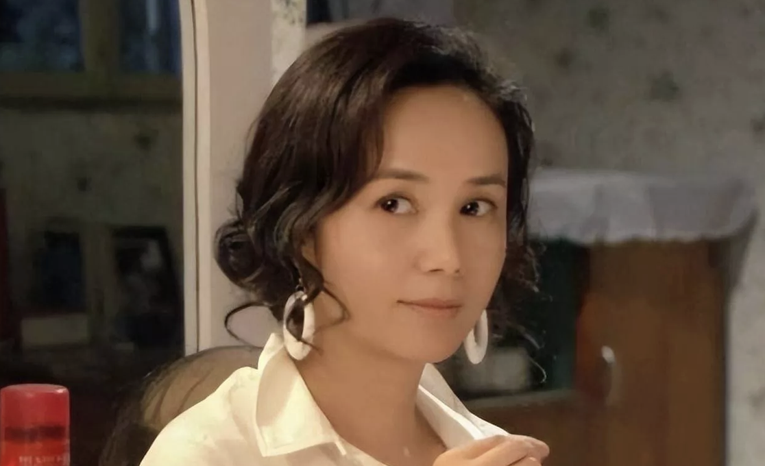 蒋雯丽现身医院,身形佝偻面容憔悴