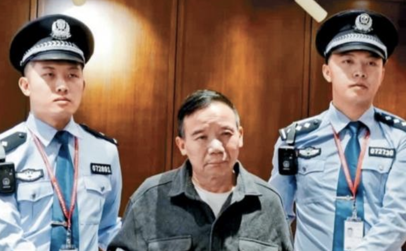 中国外逃小官引渡回国