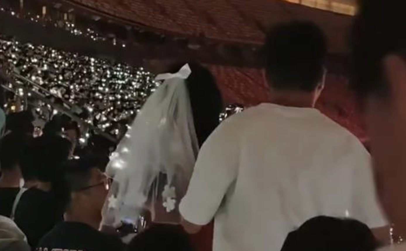情侣在演唱会求婚遭后排喊“坐下”