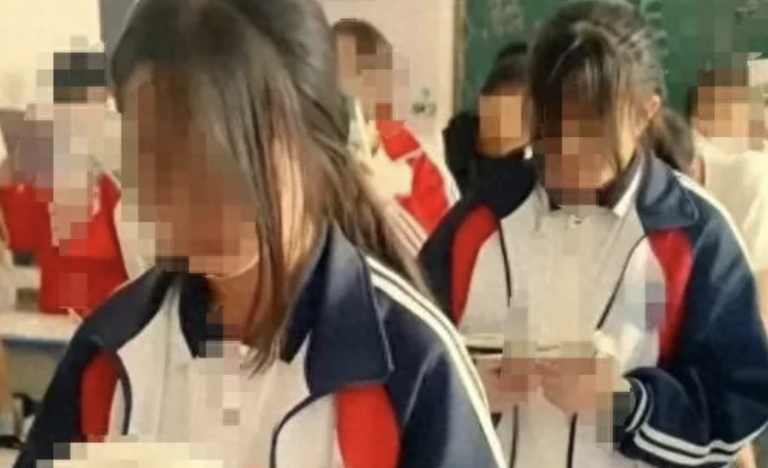 10后学生流行起“呆毛”发型