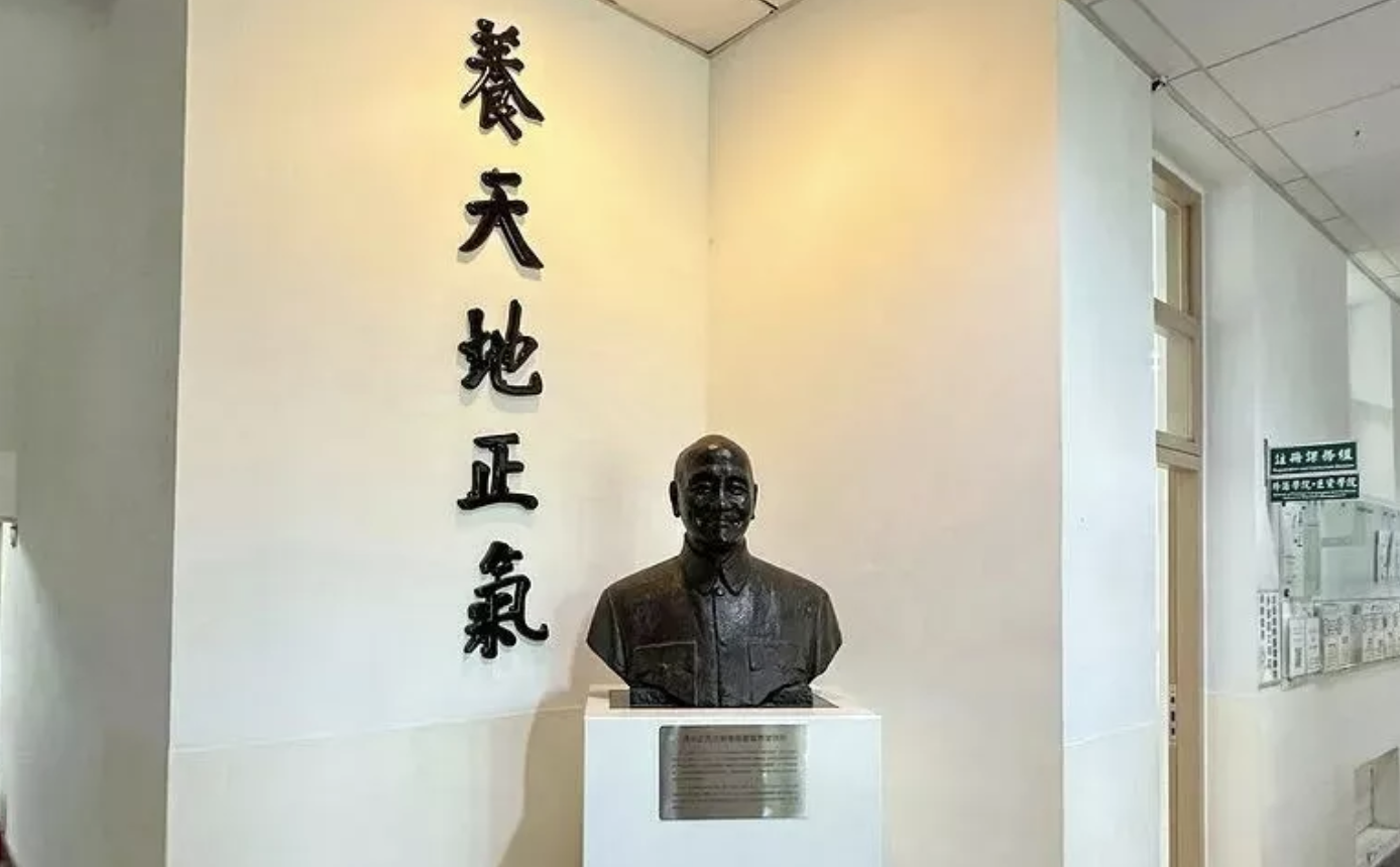 蒋介石铜像正式离开东吴大学