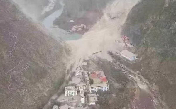 四川山崩掩埋民宅，惊悚画面曝光