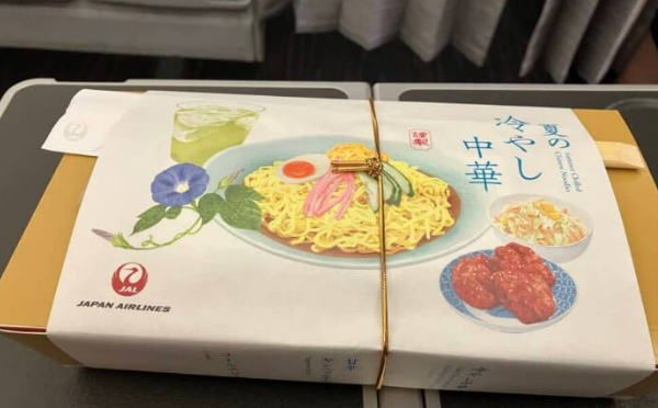 他晒经济舱“神秘餐点”，网友看傻