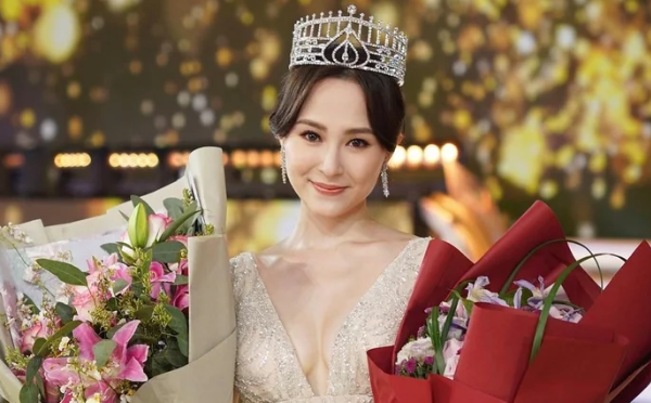 TVB女星带爱犬逛街，身材抢镜