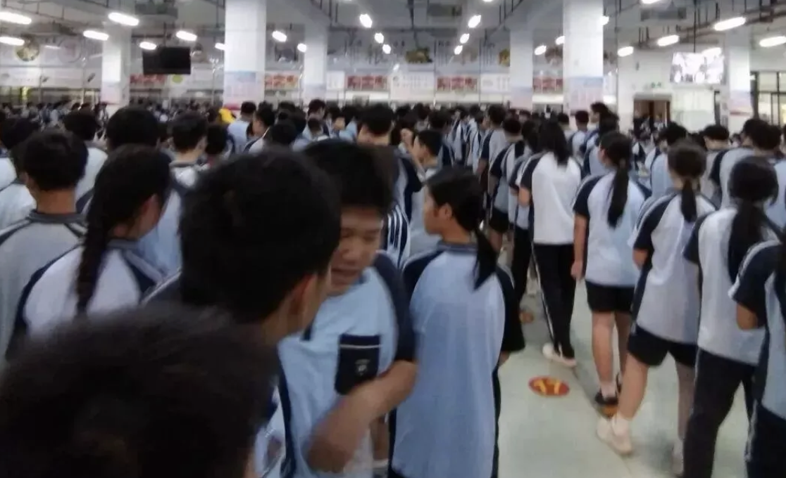 孩子连饭都吃不上，这破学校是非上不可吗？