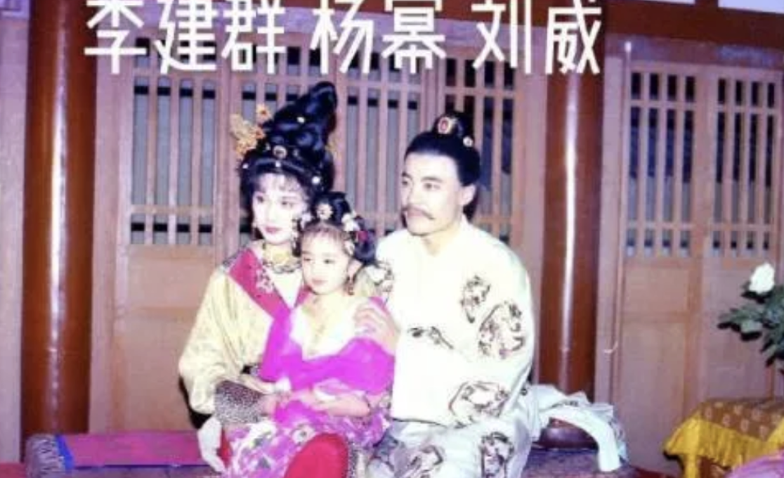杨幂3岁片场旧照走红