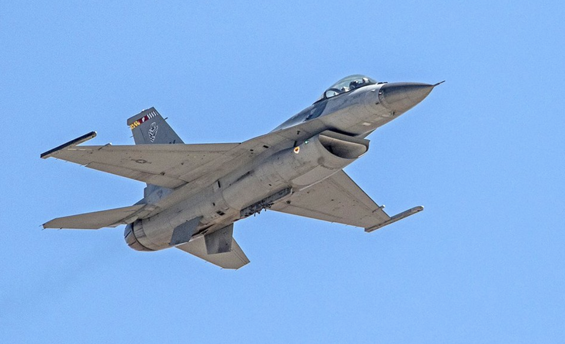 F-16战机意外坠毁，飞行员成功逃生