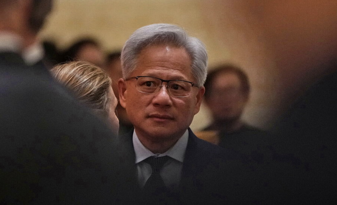 白宫AI内斗曝光，黄仁勋找川普告状