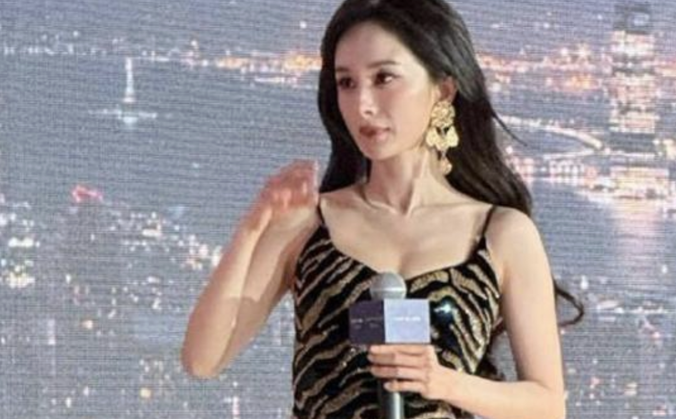 裙子险走光的杨幂，曝露了中年危机